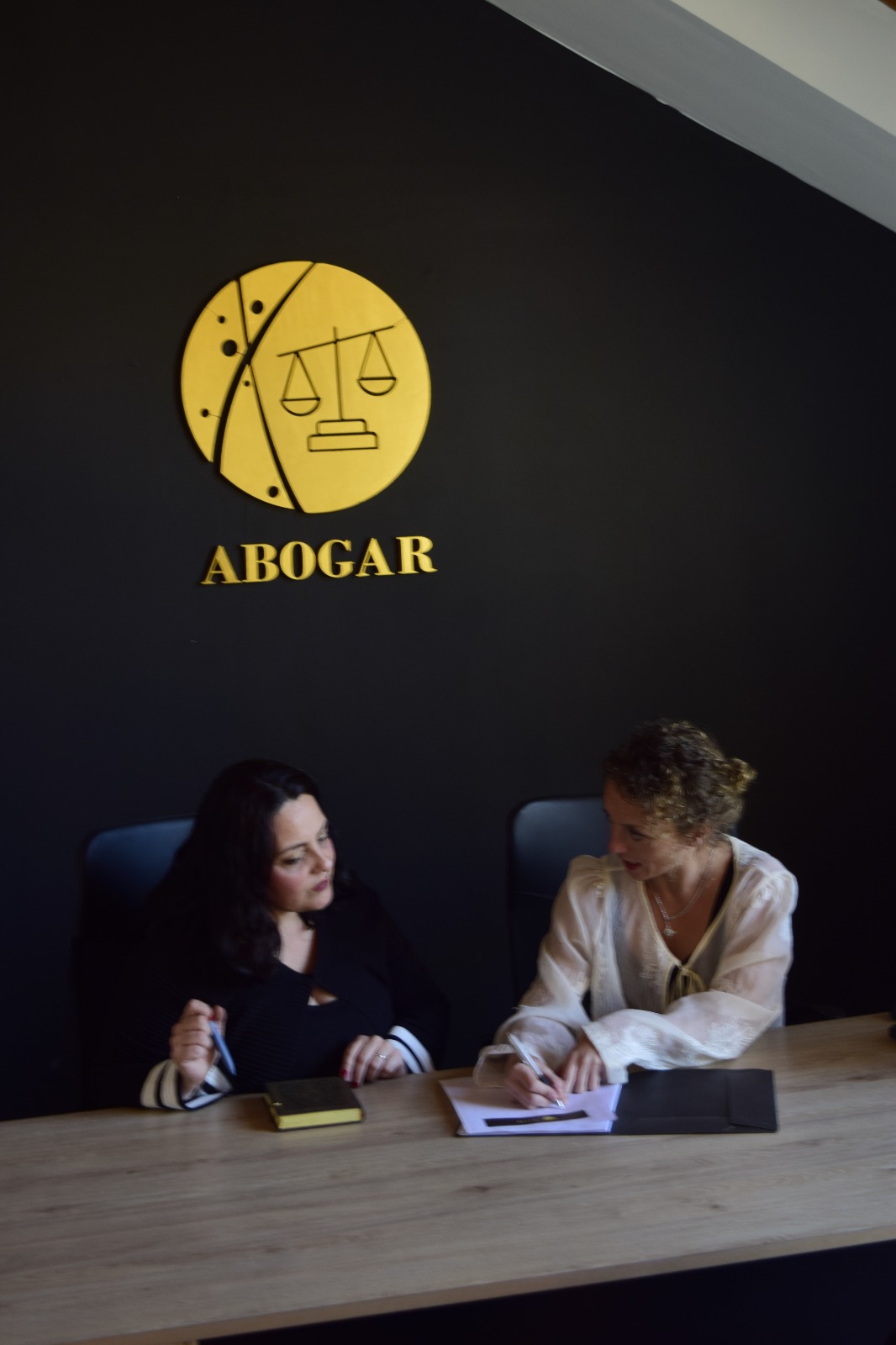 Dra. Victoria del Valle Vázquez y Dra. Lorena Miani - Abogados Penal y Civil en Villa La Angostura